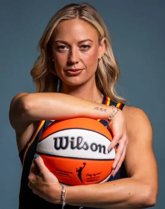 Sophie Cunningham got booed all game for wanting to protect women's sports from biological men competing.
She kept smiling. She kept shooting. She's not backing down.
Stand with Sophie. 💪