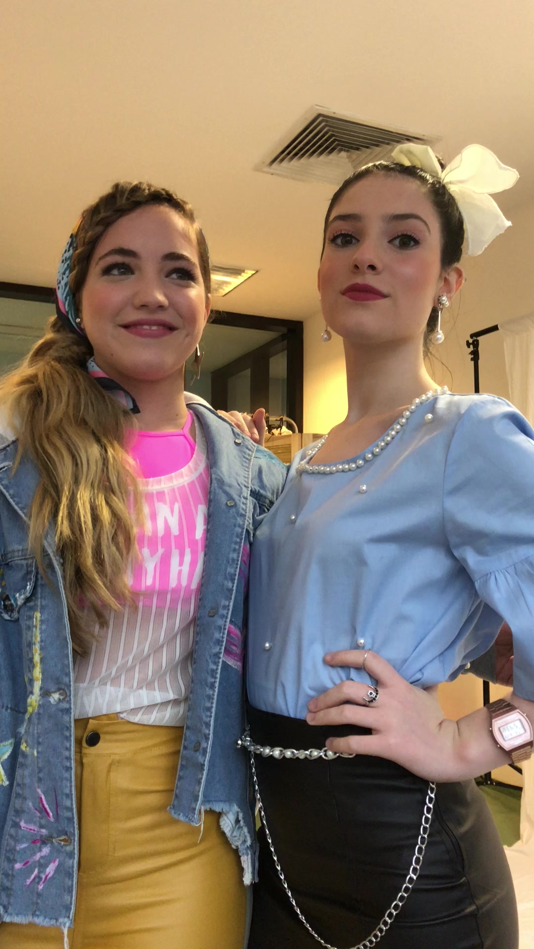 Renata y Pili en una de sus primeras pruebas de vestuario para #GOViveATuManera. 🩷✨ Y justo aparece Santi (Ju