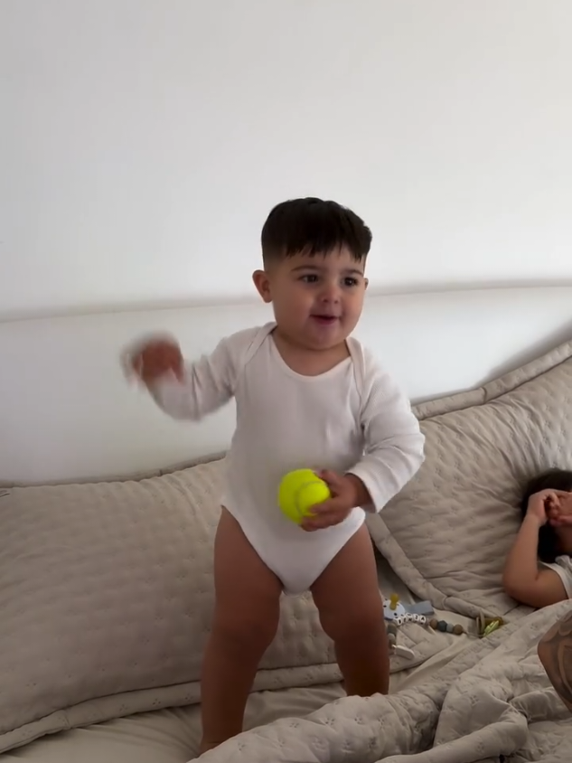 benjita bailando🥰💓 .  .  #benjafernandez #enzofernandez #argentina #bebestiktoks #familiatiktok @Enzo Fernán